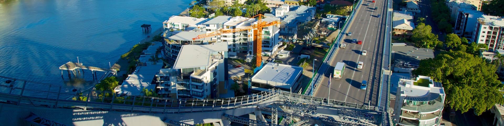 Story Bridge mostrando linha do horizonte, uma cidade e uma ponte