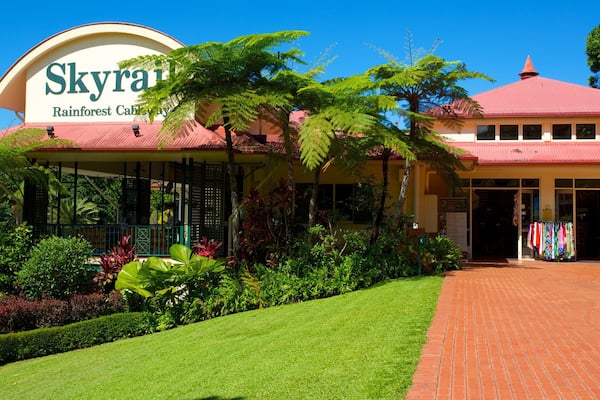 Un bâtiment sur lequel on peut lire l’inscription : « Skyra Rainforest Cabay ».