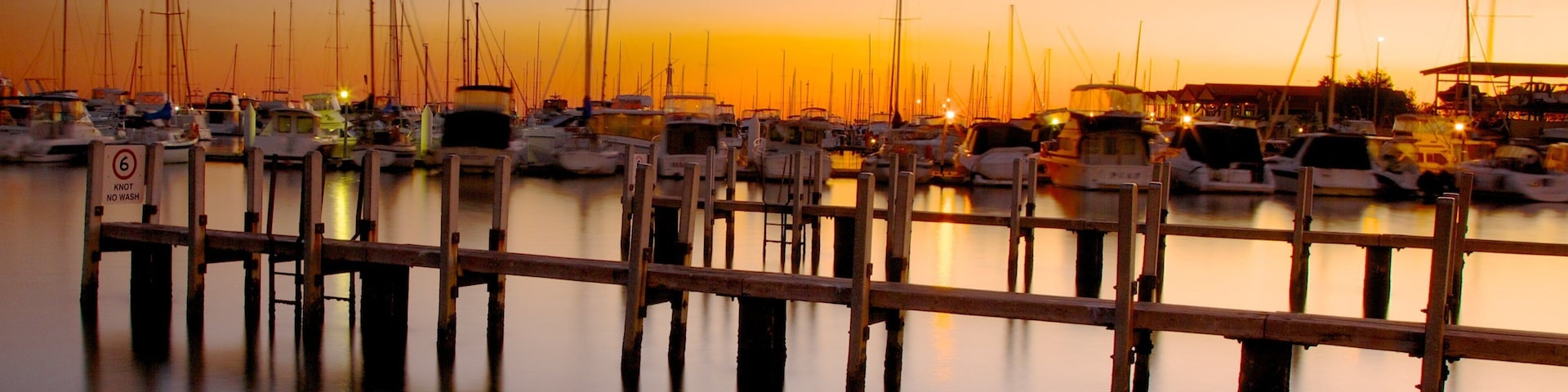 Hillarys Boat Harbour que incluye un atardecer, horizonte y una bahía o un puerto