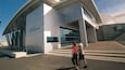 El edificio del Museo Marítimo, con amplios ventanales de vidrio y un diseño moderno.