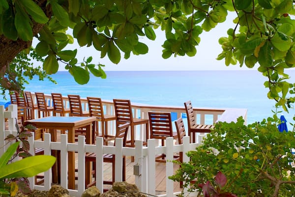 Mullins Beach showing tropical scenes, general coastal views and a coastal town