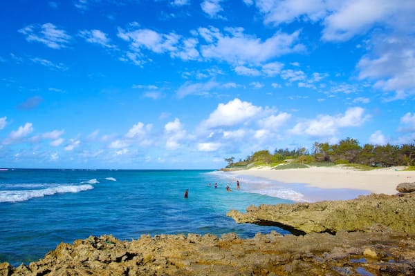 Silver Sands Beach welches beinhaltet tropische Szenerien, Strand und Landschaften