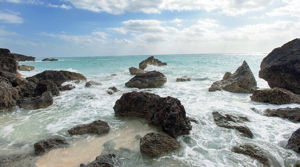#TroveOn Warwick Long Bay is located on the southside of Bermuda. It is part of a stretch of beautiful beaches one right after the other. We recommend spending an early morning walking one end to the other. Take your time and enjoy the beauty, the trails, the nature, the water and the fresh air.
#Warwicklongbay #Bermuda #Beaches #AtlanticOcean