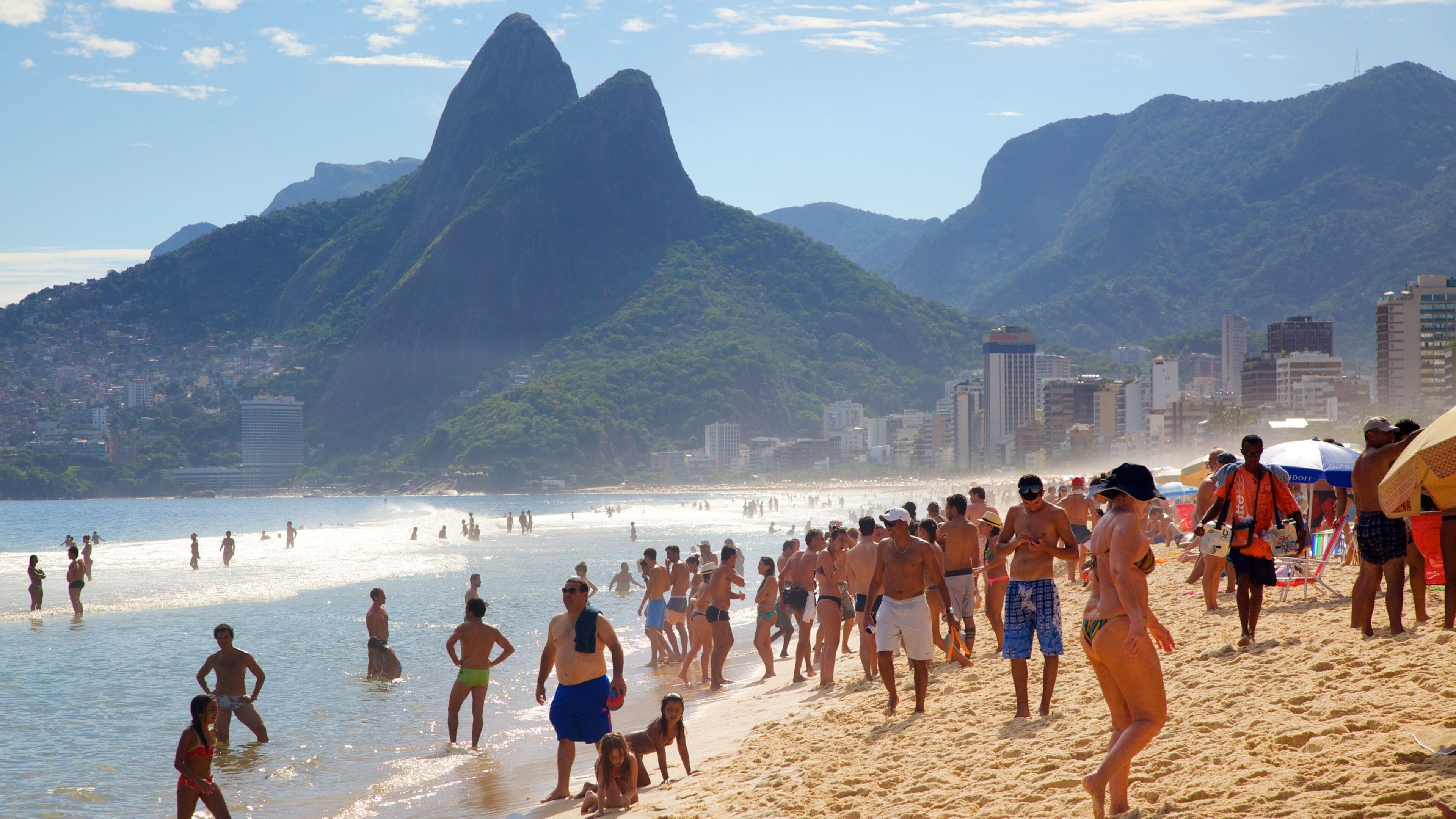 Ipanema Strand og byder på bjerge og en strand såvel som en stor gruppe mennesker