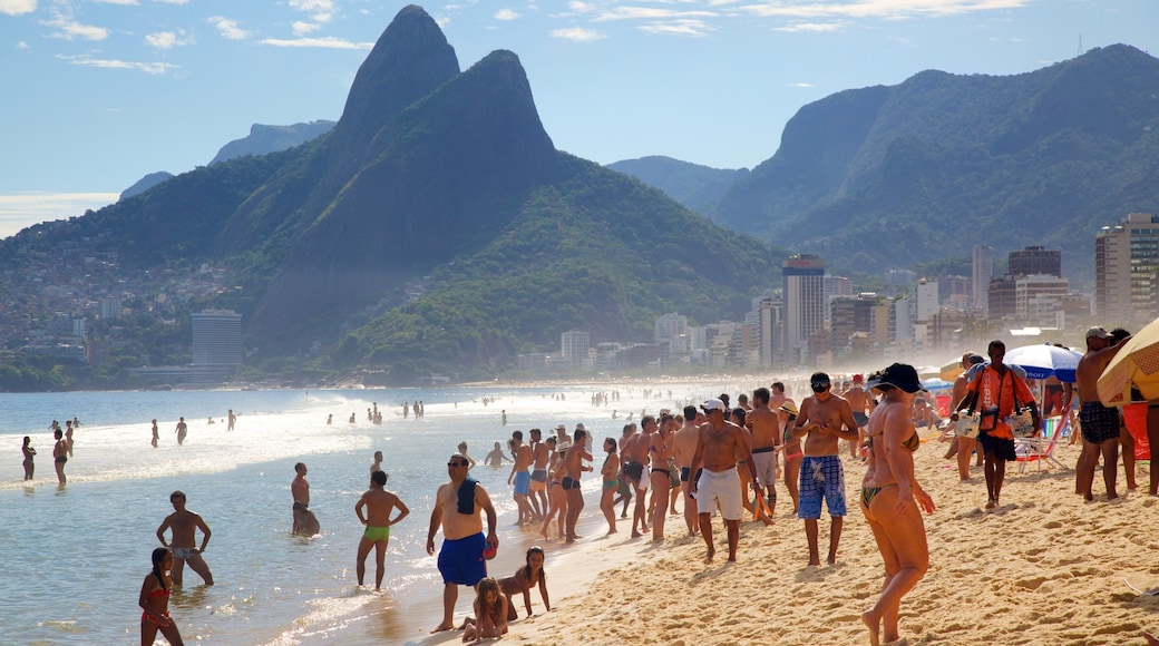 Playa de Ipanema que incluye montañas y una playa y también un grupo grande de personas