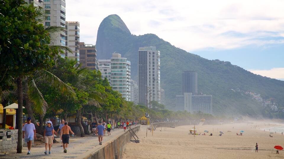 Praia de São Conrado que inclui uma praia de areia