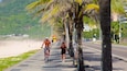 Plage de São Conrado qui includes scènes de rue et vélo
