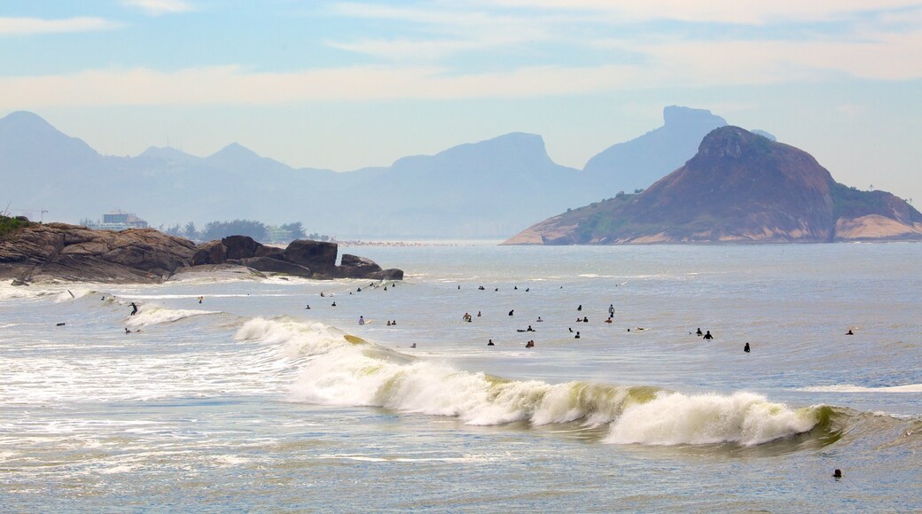 Prainha showing waves and general coastal views