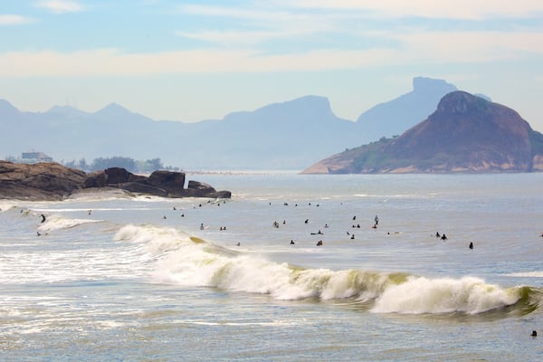 Prainha das einen Brandung und allgemeine Küstenansicht