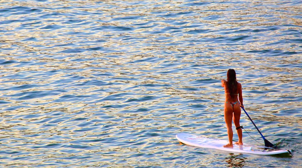 Arpoador presenterar vattensporter sÄvÀl som en kvinna