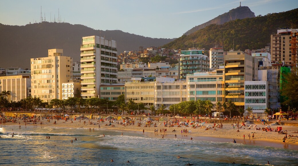 Praia do Arpoador caracterizando uma praia e uma cidade litorânea