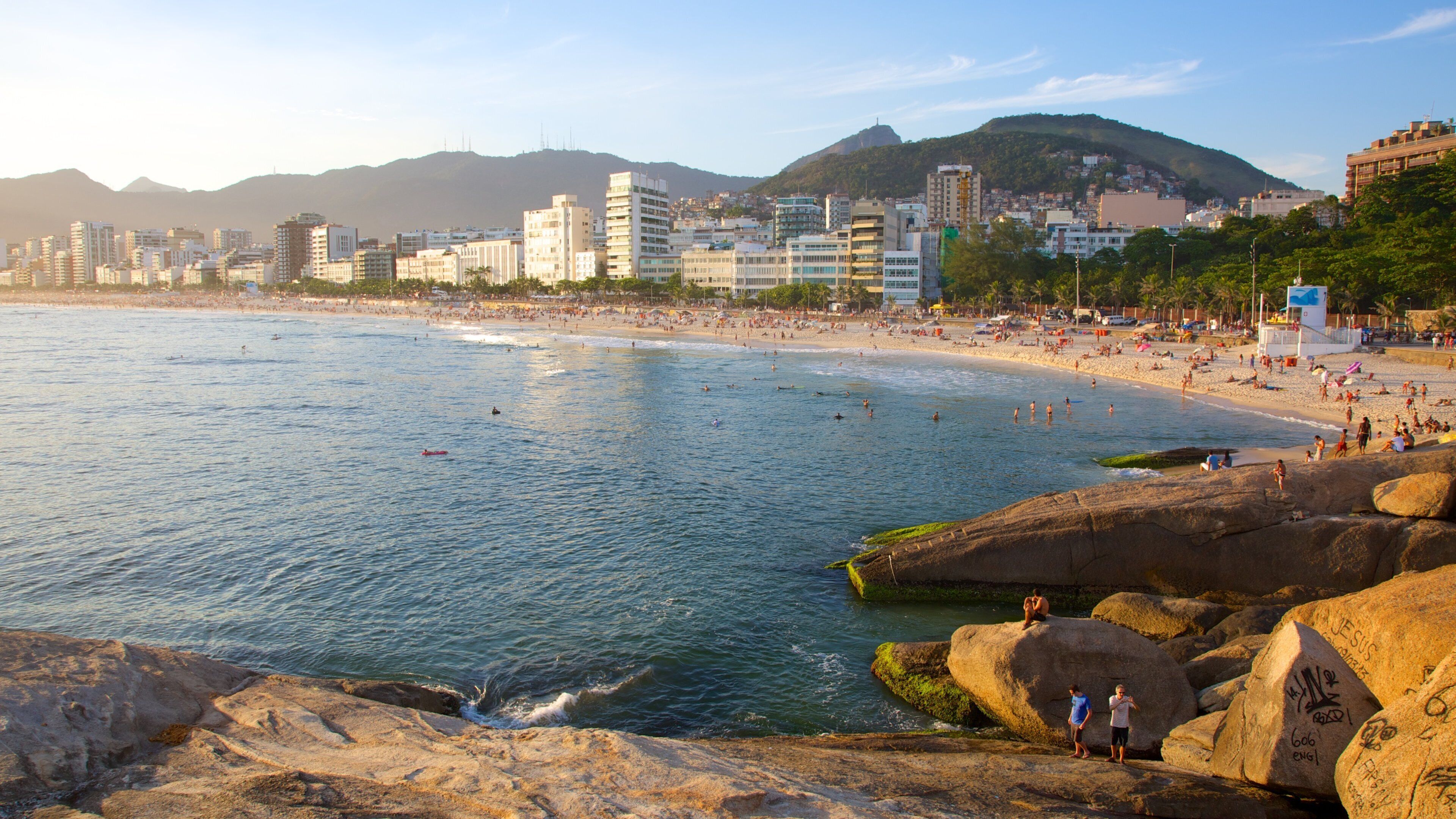 Arpoador Beach featuring rugged coastline