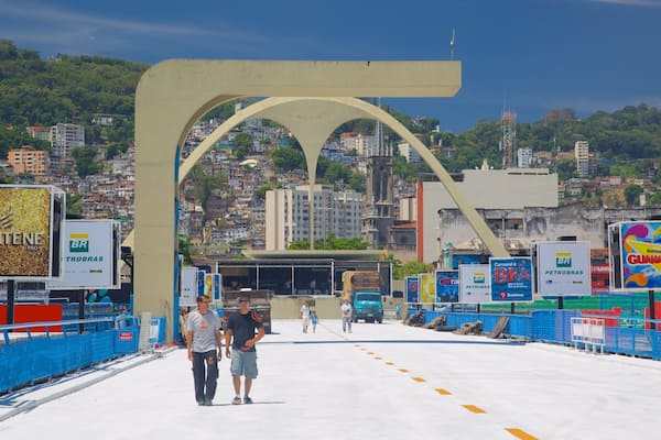 Un pont aux larges arches, une vue sur la ville en arrière-plan et plusieurs panneaux publicitaires.