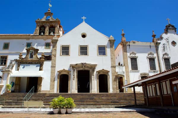 Une église historique dotée d’un clocher, d’une façade richement décorée et d’un escalier menant à l’entrée.