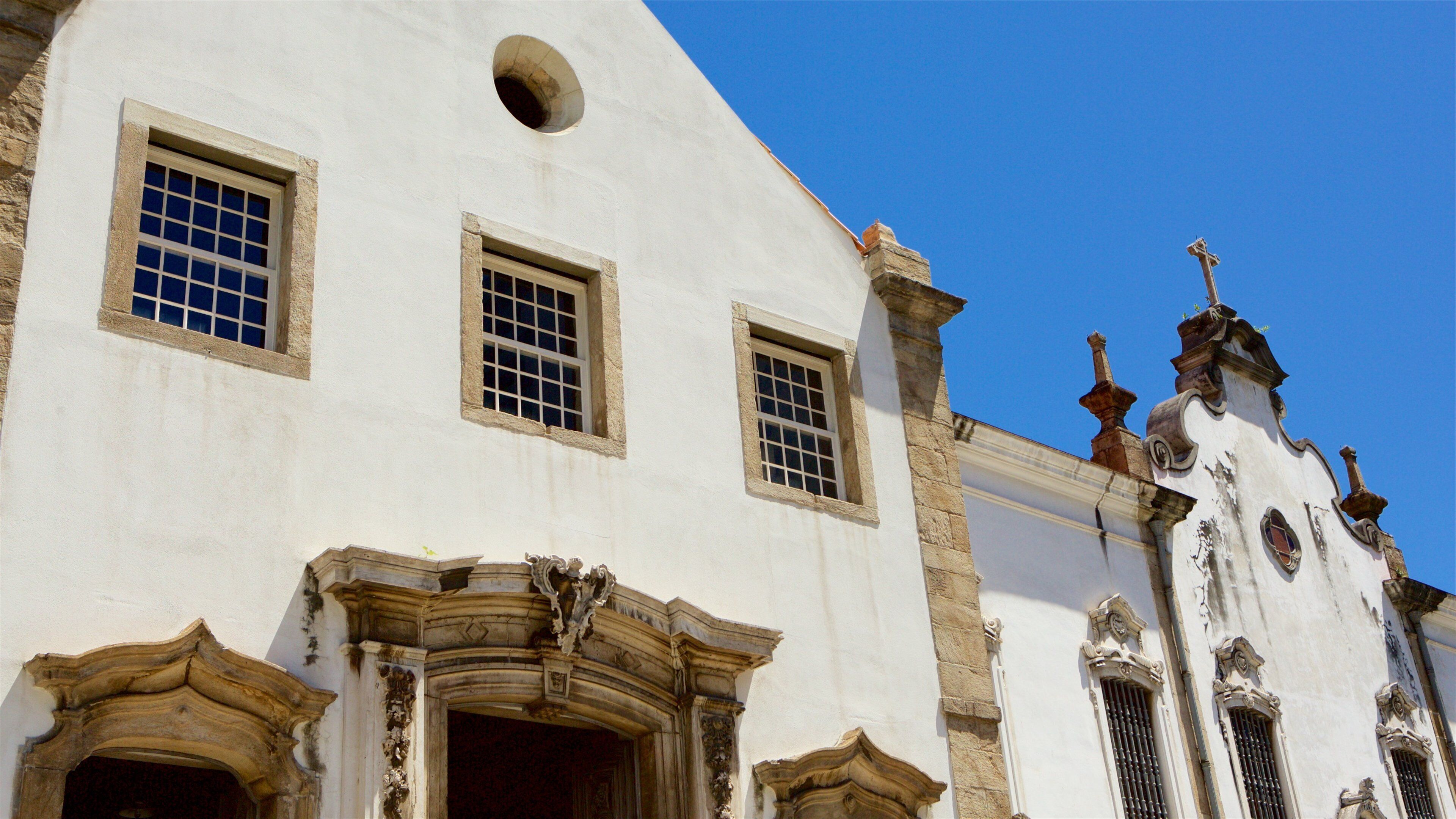 Pyhän Antoniuksen luostari johon kuuluu kirkko tai katedraali ja perintökohteet