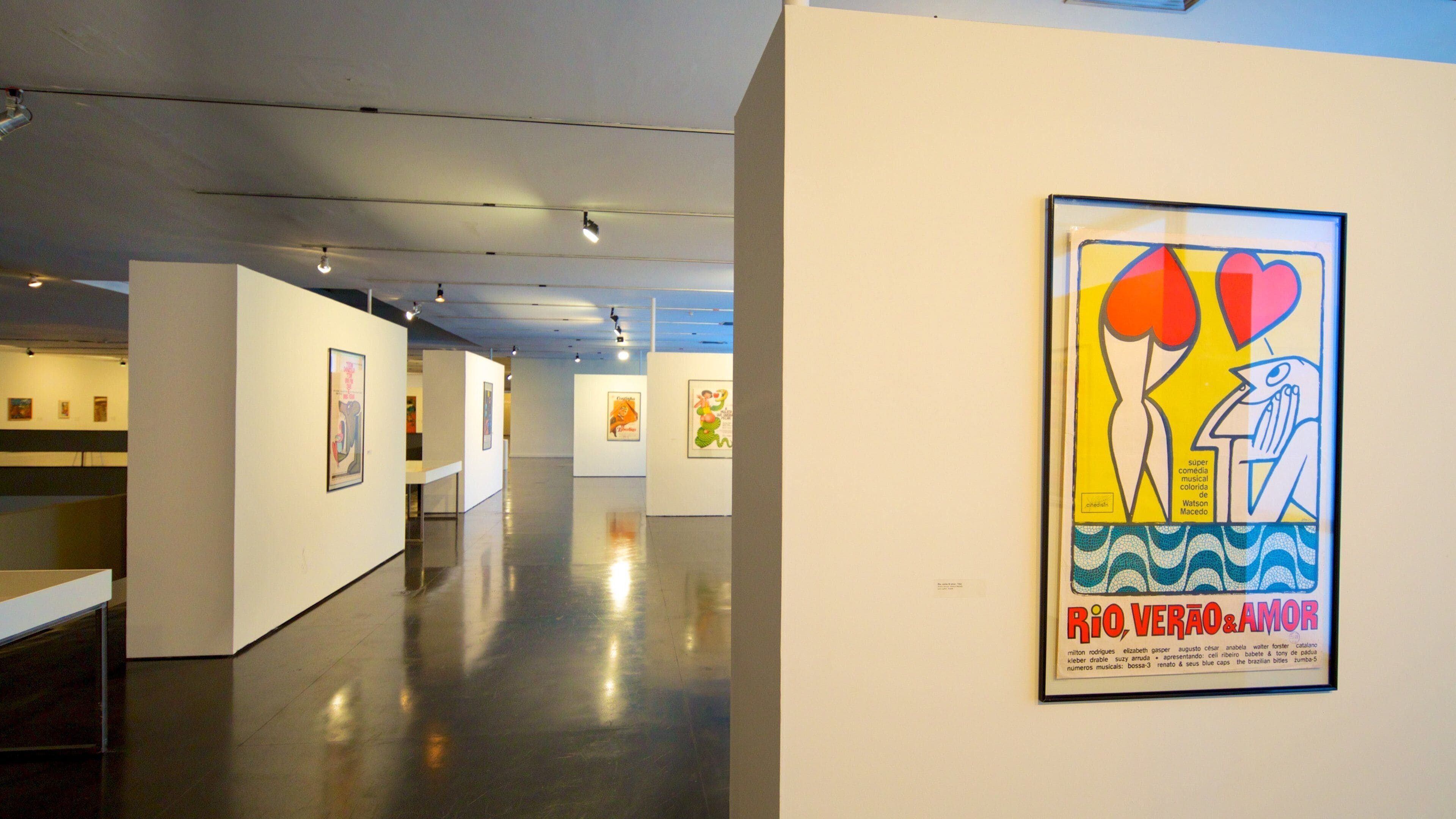 Musée d\'Art moderne mettant en vedette vues intérieures et art