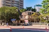 A historic building with a sign for 'Casa das Rosas' and a hospital sign for 'Hosp. do Coroço.'