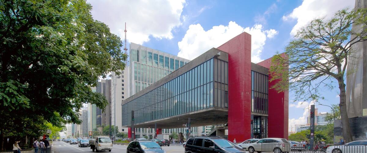 Museet for moderne kunst som viser gatescener, by og moderne arkitektur