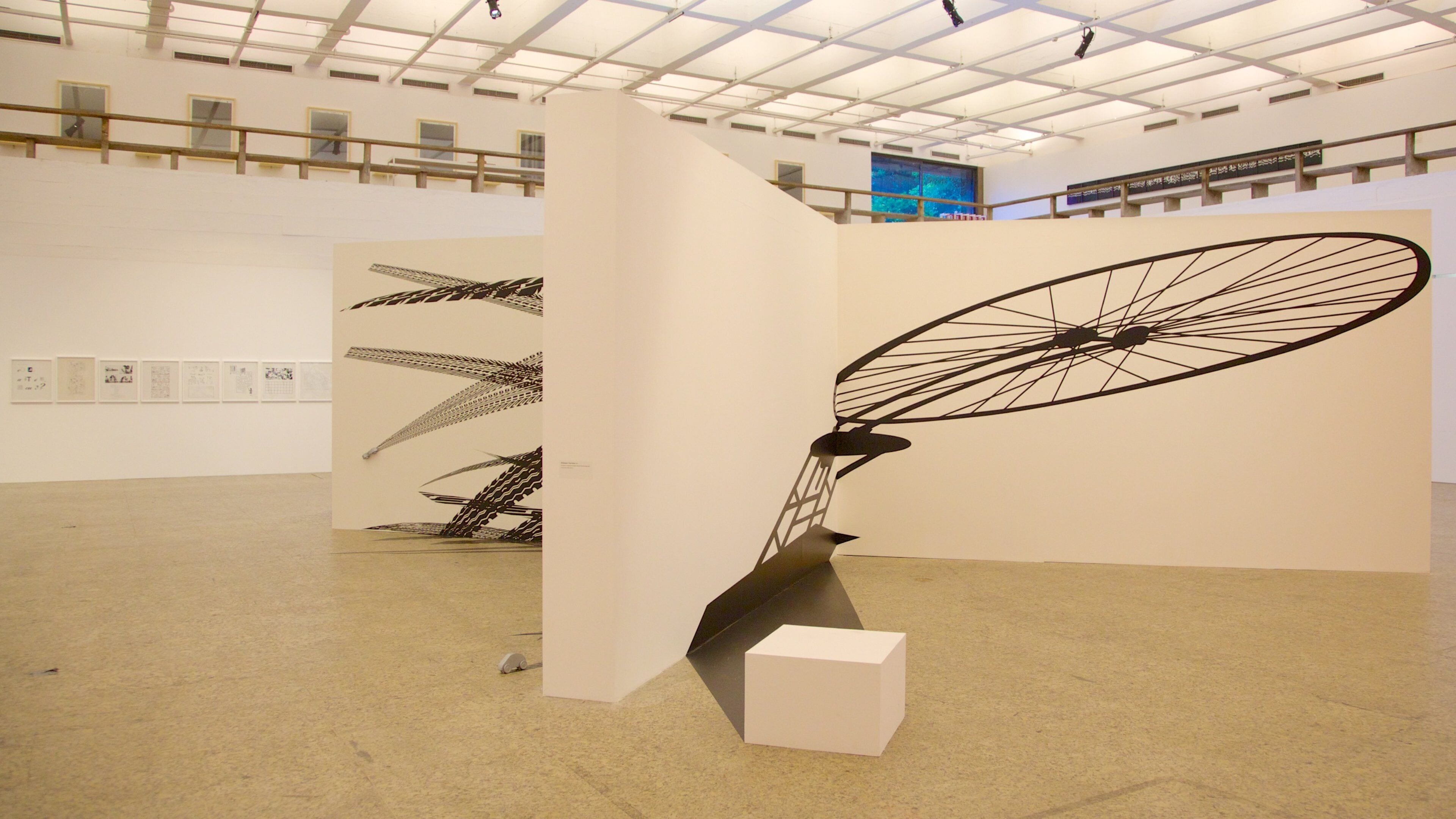 Una galería de arte con esculturas abstractas y pinturas expuestas.