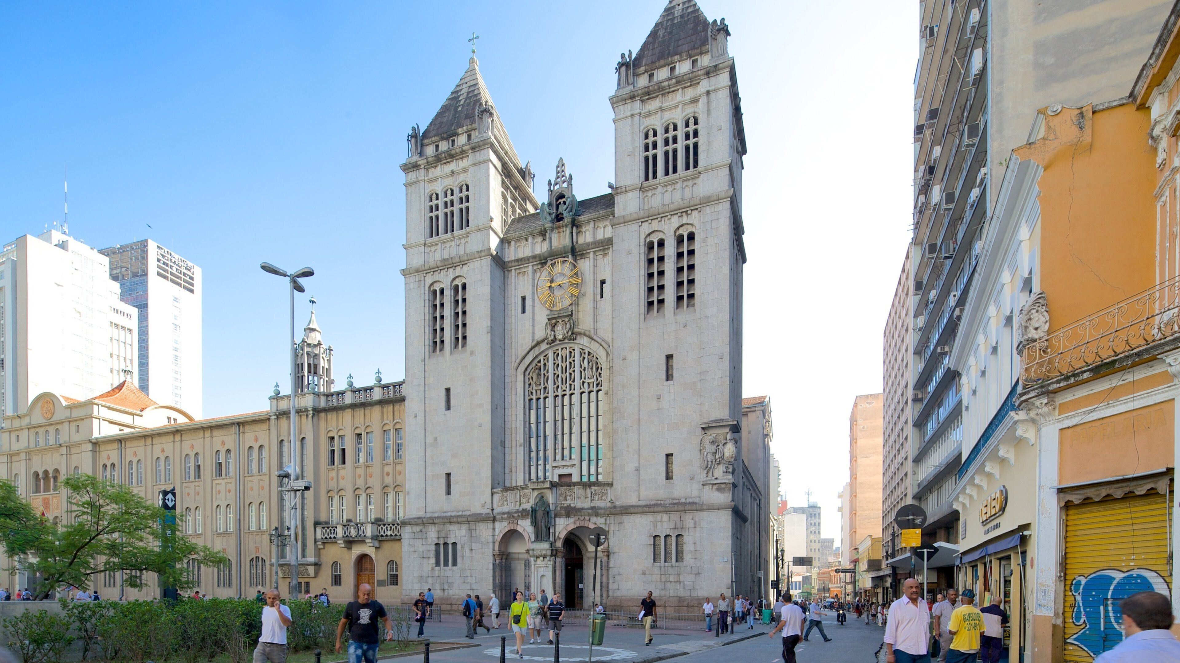 Sao Bento Monastery which includes street scenes, religious aspects and a church or cathedral