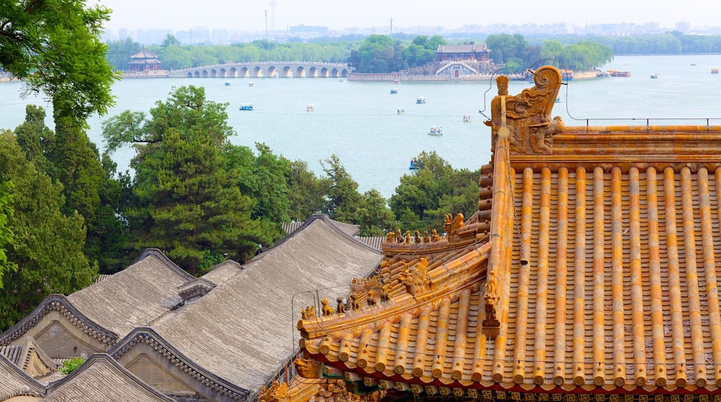 Palacio de Verano mostrando vistas generales de la costa y castillo o palacio