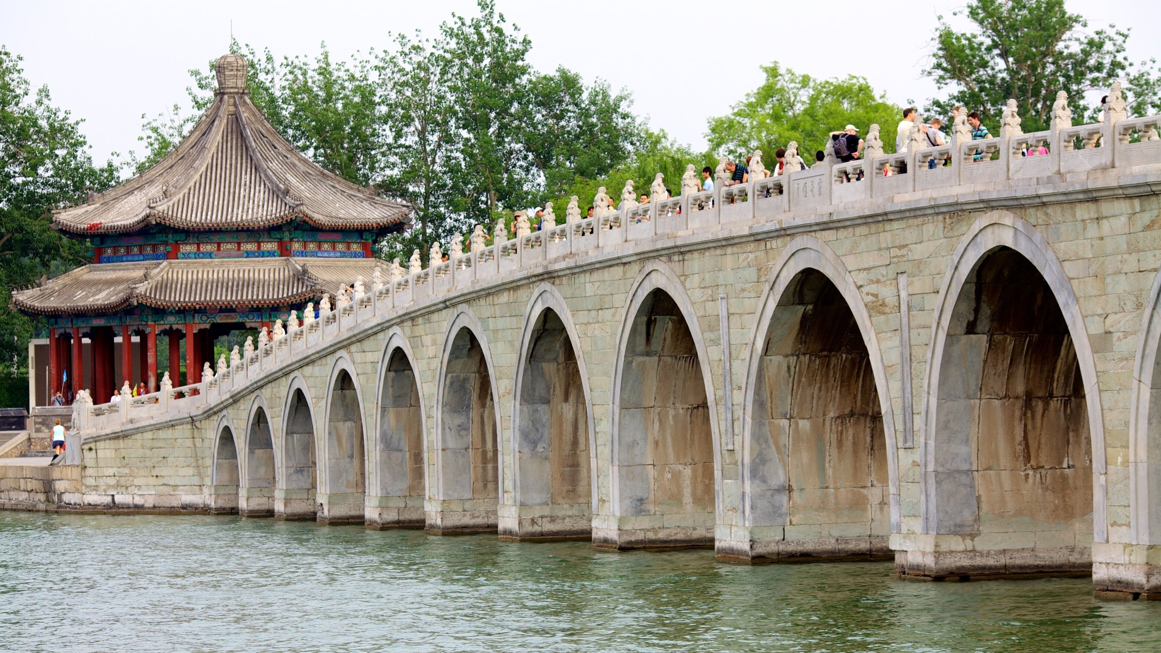 Summer Palace johon kuuluu silta ja joki tai puro