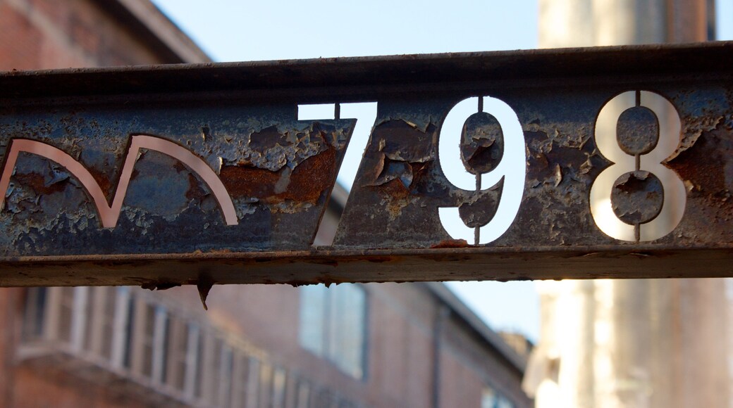 798 時態空間 呈现出 看板 和 工業元素