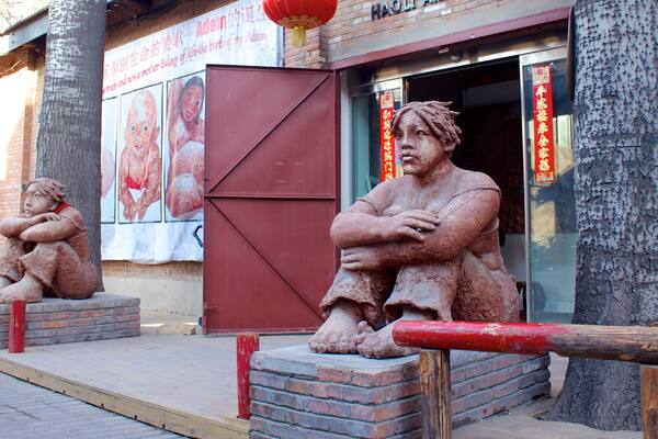 798 Space which includes a statue or sculpture