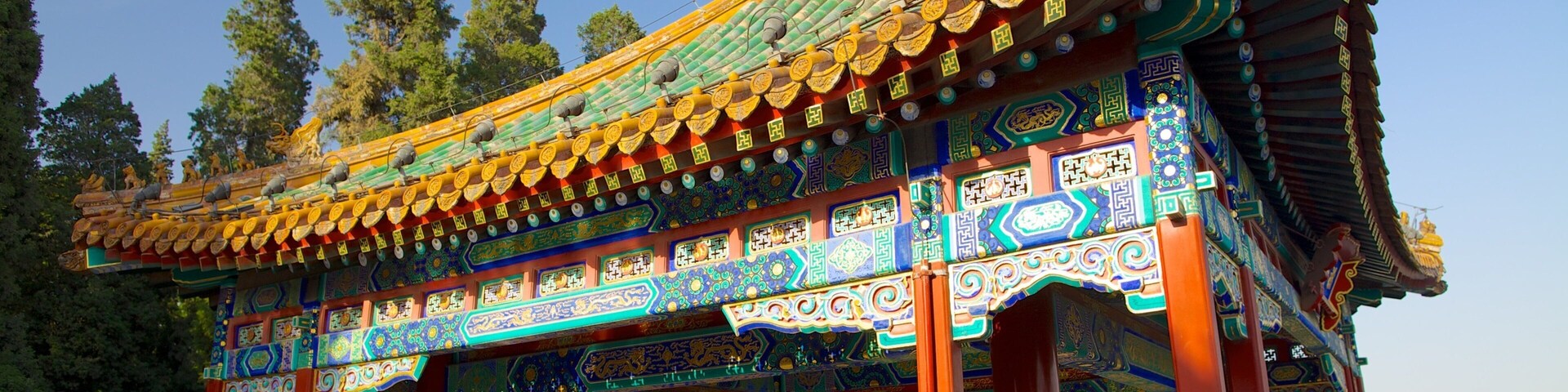 Parque Beihai que inclui arquitetura de patrimônio e um templo ou local de adoração