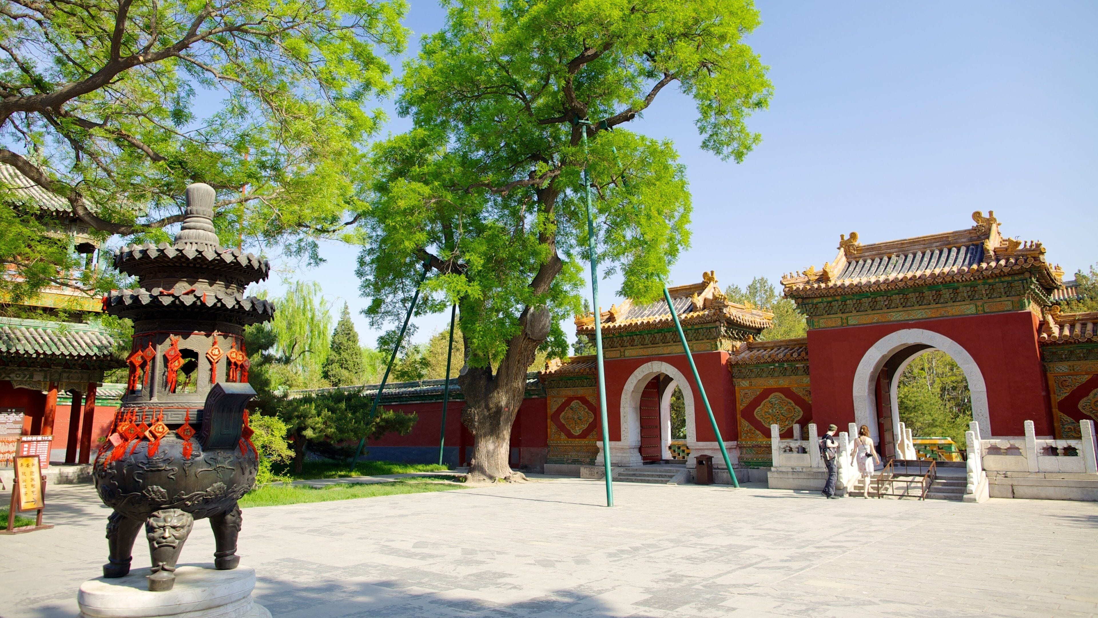 Parque Beihai que inclui arte ao ar livre e uma praça ou plaza