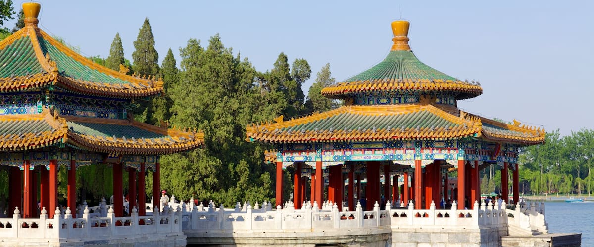 Beihai Park johon kuuluu vanha arkkitehtuuri, joki tai puro ja temppeli tai palvontapaikka