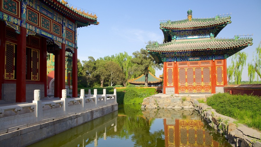 Beihai Park showing heritage architecture, a pond and a temple or place of worship