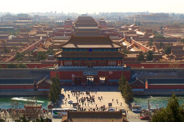 Un ensemble architectural chinois traditionnel, caractérisé par de nombreux toits à plusieurs niveaux et une vaste place ouverte.