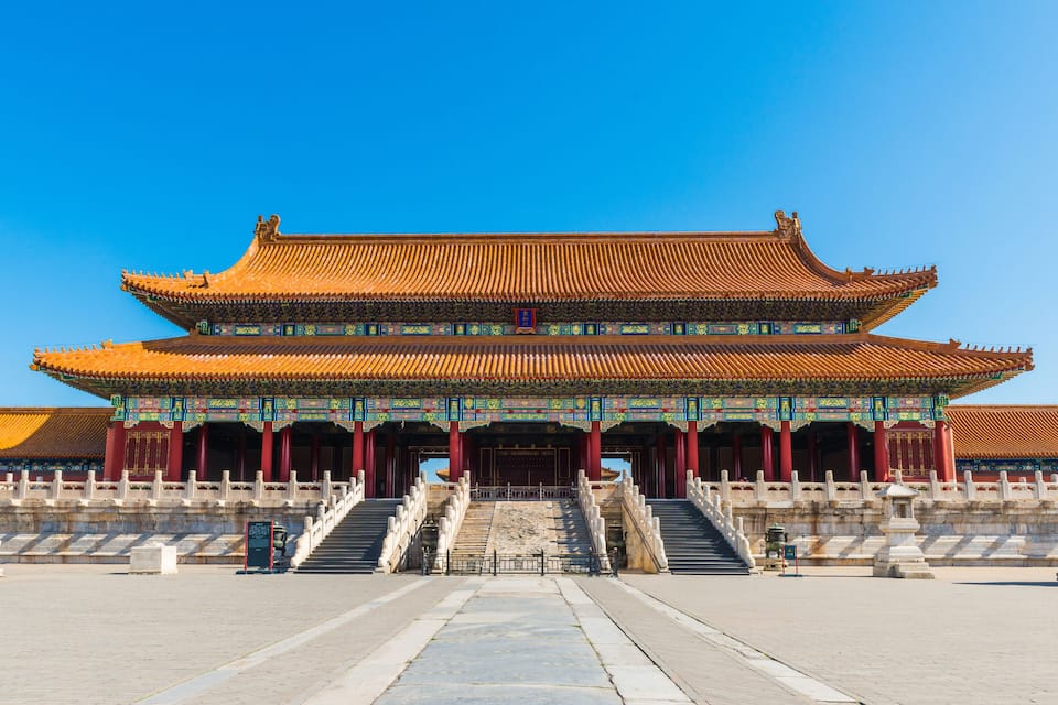 Un bâtiment traditionnel chinois, doté d’un toit à plusieurs niveaux, de décorations élaborées et d’un grand escalier menant à l’entrée.