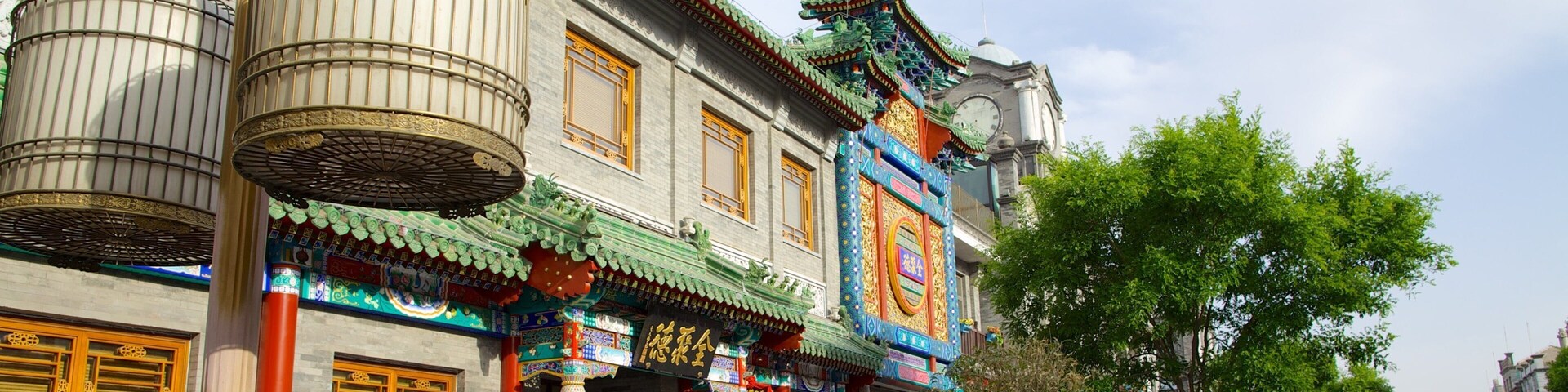 Hovedporten som viser en by, historiske bygningsværker og gadeliv