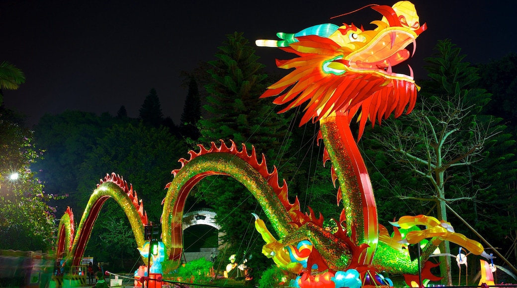 Yuexiu Park which includes rides, a park and outdoor art