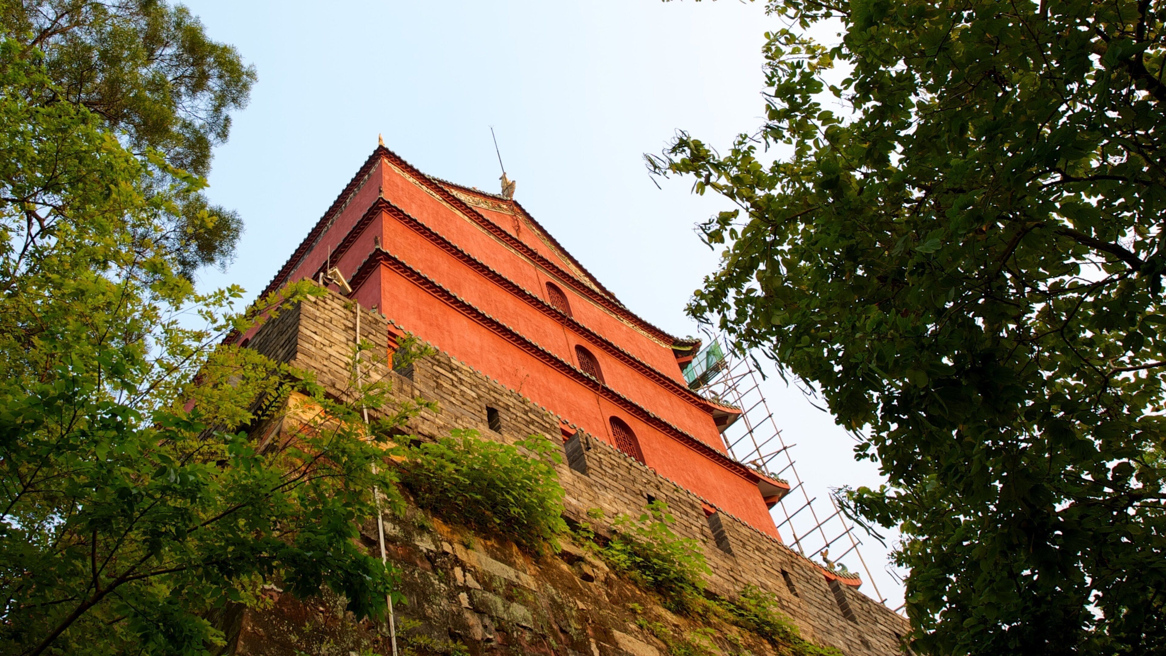 Yuexiu Park which includes a garden and heritage architecture