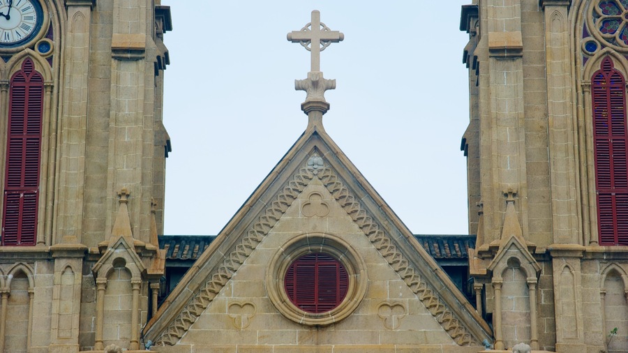 Sacred Heart Cathedral showing religious elements, heritage architecture and a church or cathedral