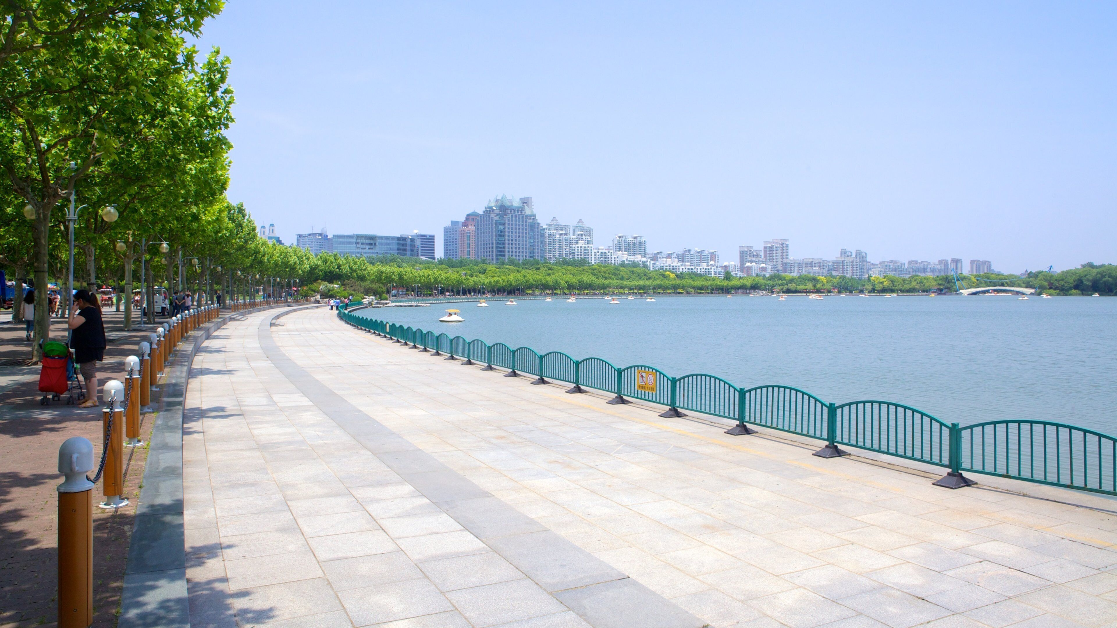 Parc du centenaire mettant en vedette rivière ou ruisseau et ville