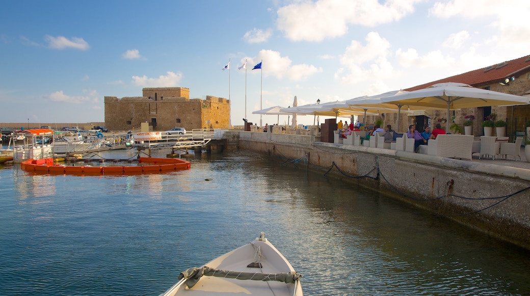 Kasteel van Paphos bevat een baai of haven