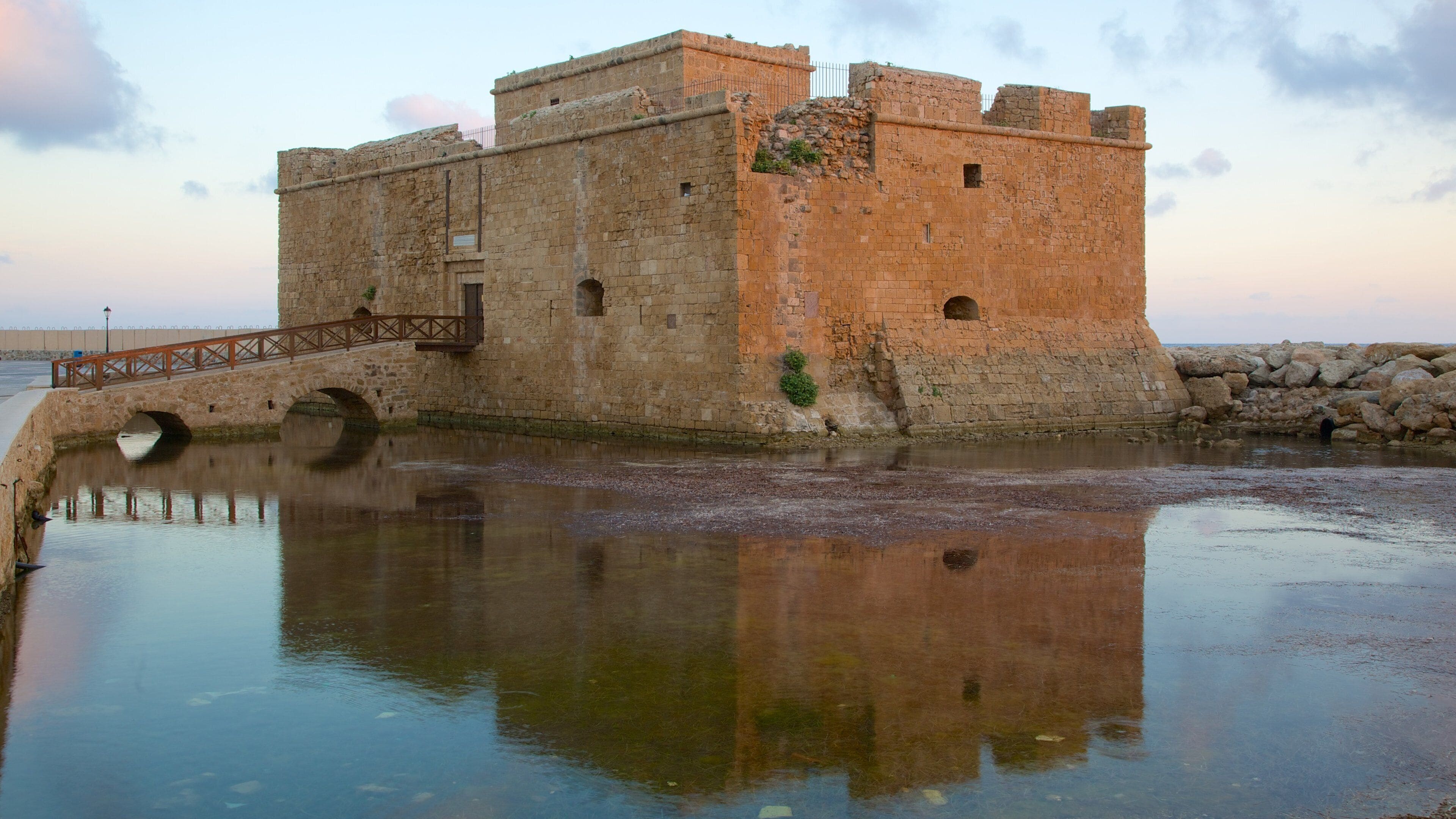 Kasteel van Paphos bevat een ruïne en kasteel of paleis