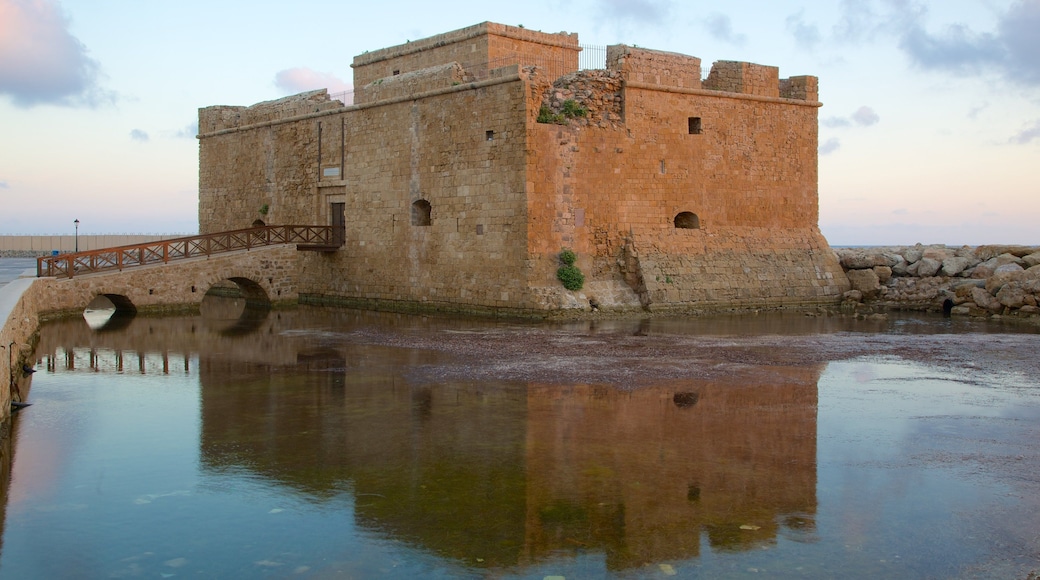 Kasteel van Paphos bevat een ruïne en kasteel of paleis