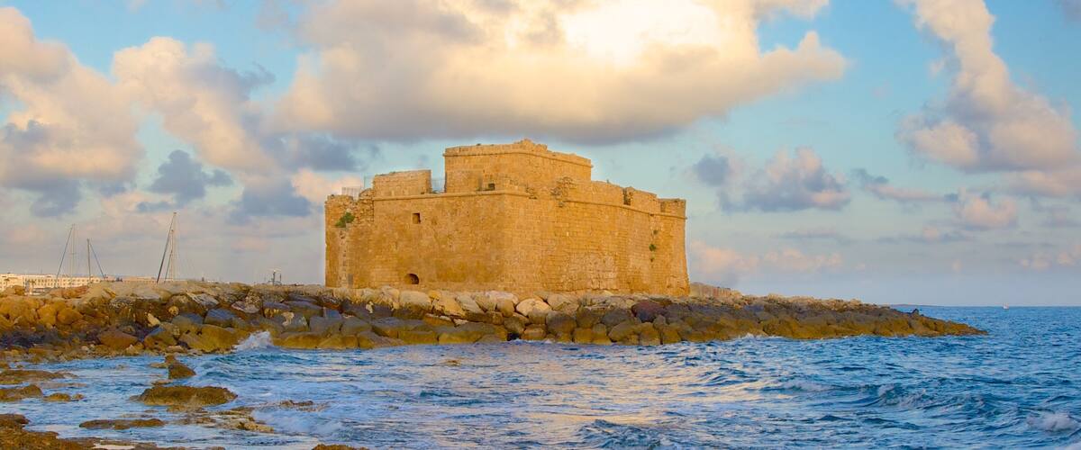Chùteau de Paphos montrant bùtiments en ruines, cÎte escarpée et chùteau
