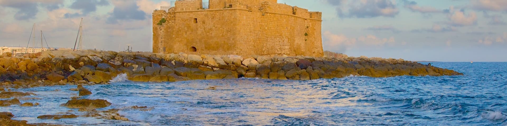 Chùteau de Paphos montrant bùtiments en ruines, cÎte escarpée et chùteau ou palais