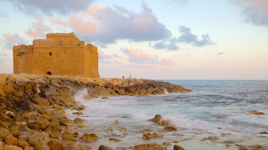 Castillo de Paphos ofreciendo costa rocosa, patrimonio de arquitectura y castillo o palacio