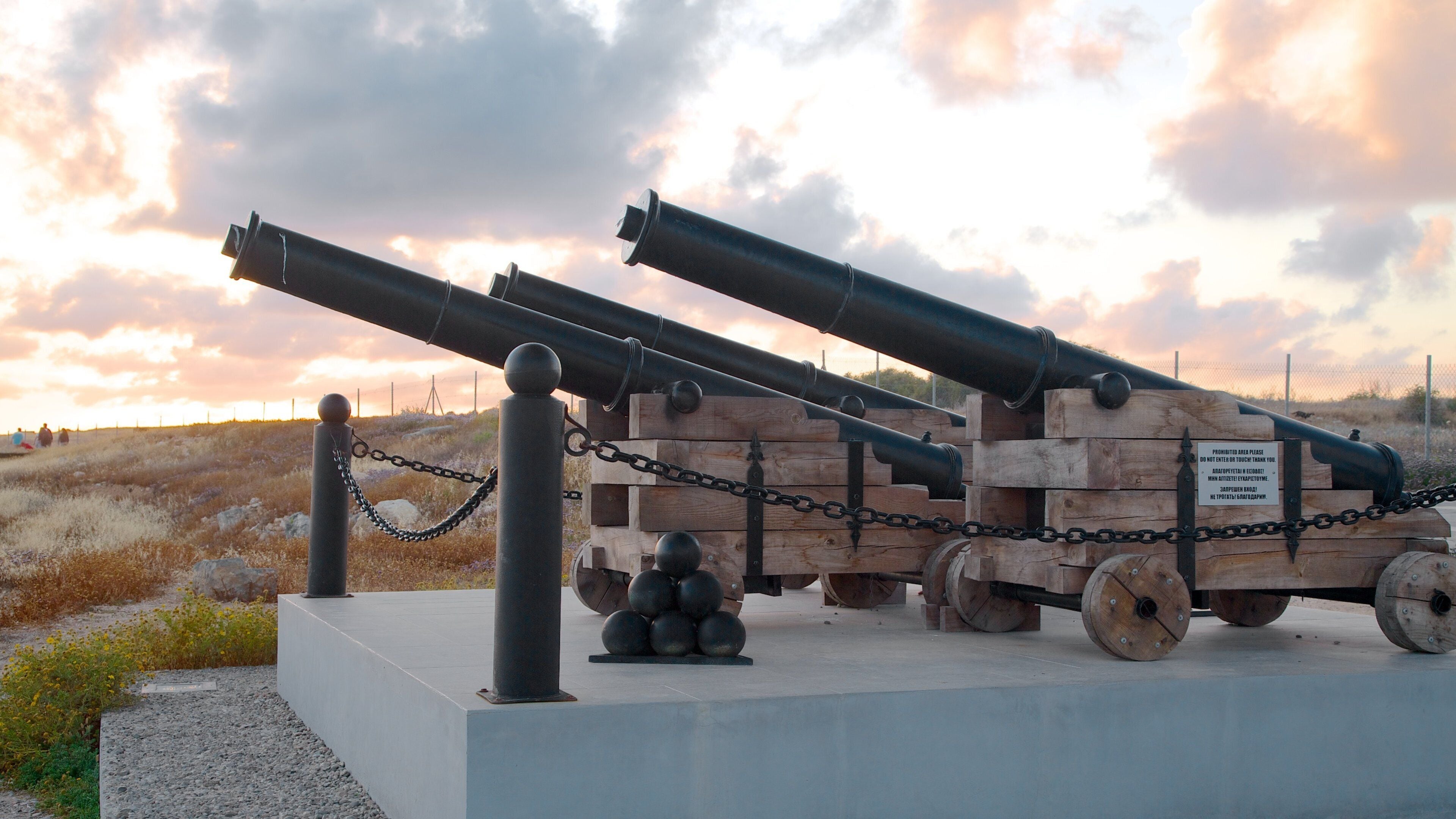 Kasteel van Paphos toont militaire voorwerpen, een monument en een zonsondergang