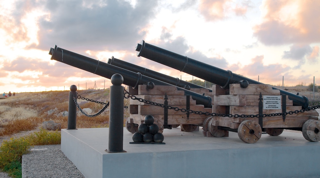 Kasteel van Paphos toont militaire voorwerpen, een monument en een zonsondergang