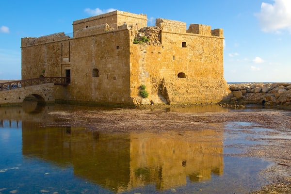 ChĂąteau de Paphos montrant ruine et chĂąteau