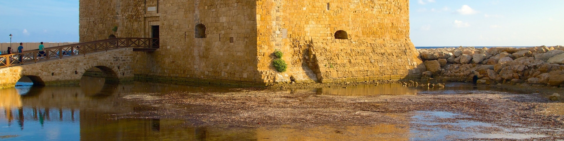 ChĂąteau de Paphos montrant ruine et chĂąteau