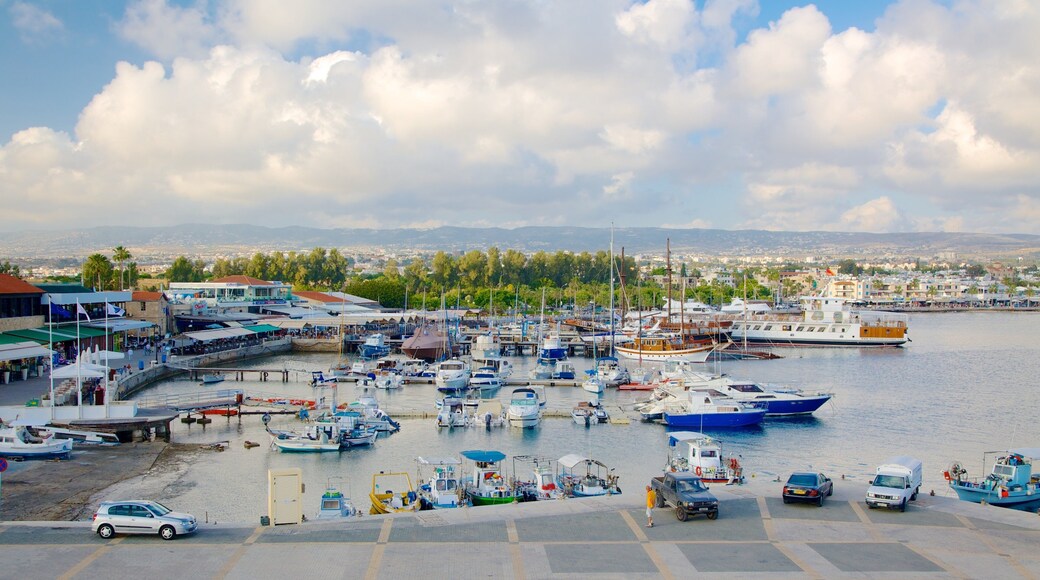 Puerto de Paphos mostrando una bahía o puerto